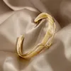 Braccialetti designer braccialetto che gira leggero a guscio bianco Bracciale flessibile texture metallica Ins Design di nicchia