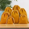 Enveloppe cadeau 50 PCS / Lot Tabillard Soft Velvet DrawString Sacs-cadeaux pour le mariage Fête de bijoux Différentes Socles élégantes 220913