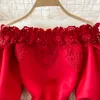 Vintage Français taille fermeture Robe Rouge Hip Wrap Jupe longue Dentelle coutures Col droit sur l'épaule Robe à manches lanterne