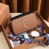 Lyx Designers Väskor handväska dam Metallisk axelväska dam plånbok enkel mångsidig metall bokstavsläder massivt läder Postman handväskor stil mycket bra