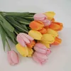 Faux Floral Greenery 5pcs Jedwabny Tulip Tulip Wysoka jakość Sztuczne kwiaty Prawdziwy dotyk 49cm Fałszywa roślina bukiet domowe Dekoracja ślubna Akcesoria J220906