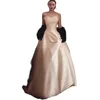 Vintage zwart -witte trouwjurk Strapless Big Bow Back Simple A Line Satin Bruids Jurken Court Train Bruid Receptie Jurken met fluweelhandschoenen