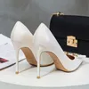 2022 Nuove eleganti scarpe da sposa con punta di punta con tacchi alti per le donne