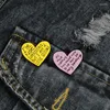 Spille Spille smaltate a forma di cuore Parole nel cuore Collezione di spille rosa Giacche di jeans in metallo Spilla da bavero Distintivo Gioielli di cartone animato Regalo all'ingrosso