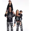 Família combina com roupas de pm pijamas de natal.