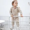 Rompers barn barn stickar baby pojke flickor dusch gåva för vinter baby rompers stickade varm outfit långärmad höst vinter pojkar flickor ren färg huva kläder