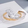 Designer Bangles Lettera Bracciale Prodotto di moda Donna Ottone Oro Mano Bracciali di marca Fornitura di gioielli329a