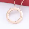 Collar de diseñador para mujer Colgante simple Joyería de moda de lujo Colgantes circulares de acero de titanio Aniversario Cadena de serpiente diamante Penda310q