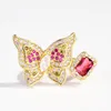 Pierścienie klastrowe Qluxury 18K Gold Kolor Butterfly Pierścień Luksusowy Ruby Inkrusta dla kobiet w Atmosfera Anniversary Party Trend Biżuteria 2022