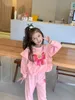 가족 일치 의상 1 set2pcs 키즈 여자 자매 귀여운 핑크 나비 넥타이 탑 스웨터 셔츠와 긴 바지 아기 소녀 옷 220913