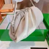 Монетные кошельки плиссированные облачные сумки для плеча женщин милая сумочка кожаная дизайнер магнитный крышка кросс -кубик