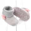 Botas de nieve de invierno para bebé, bolas de pelusa cálidas, suela suave de algodón para interior, zapatos para bebé recién nacido