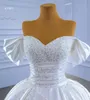 Paillettes perlées lourdes simples de luxe à lacets robe de mariée à épaules dénudées SM67397