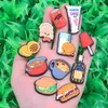 MOQ 20st PVC Muffins Candy Drinks Horse Cat Mouse Lemon Cheesecake Panda Pudding Popcorn Sausage Muffins Shoe Charms For Armband Armband Slipper Decoration