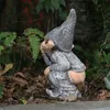 Objetos decorativos Figuras do jardim travesso gnome engraçado estátua elfo para fora da porta Decoração do quintal resina artesanato em miniatura anão estátua de estatueta no presente 220914
