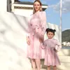 Familie bijpassende outfits Spring Mother Dochter Dresses Fashion Family Macthing Outfits Mama en ik Kleding Lange Mouw Mom Baby Dames Girls Jurk 220914