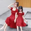 Fam￭lia combinando roupas de ver￣o M￣e m￣e roupas garotas vestidos florais familiares combinando roupas mam￣e e filha combinando roupas 220914