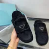 Interweave Hair Black Slipper Frauen Designer Lamm Wolle Samt nicht rutschernde Schieberegler Weit flacher Schuh-Ladys Sandalenkleidung-resistente Gummi-Außensohle mit Kistengröße 35-40