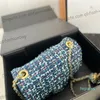 Kadın klasik mini flep tüvit çantalar altın ezmek top metal donanım zinciri çapraz gövde iki tonlu mavi çantalar dönüş kilit debriyaj torbası çantası 17cm