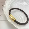 2022 Pulseira Casal Designer de Luxo Pulseira de Aço Titânio para Homens e Mulheres Top com Letra Galvanizada Fivela Magnética