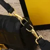 Bolsas de noite Bolsas femininas Bolsas de corpo cruzado Bolsas de ombro com superfície de couro texturizado 3D Gold MagnetiBuckle Bolsa com alça de corrente destacável