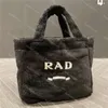 Дизайнерские плюшевые сумки женские большие сумки-шоперы FashionПушистые сумки с петельками Роскошные сумки на ремне Женские нечеткие сумки для покупок 2022