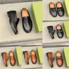 Män klänningskor italiensk designer loafers äkta läder män affär lyxig casual mode läder mocka patent spikar platt bröllopsfest