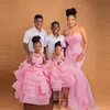 Família combinando roupas doces mãe e filha Pink Tulle Prom Vestres para pografia charme ruffles mamãe e filhos de festa de festas de casamento 220914