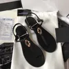 مصمم للسيدات Flip Flop Sheepskin Metal Buckle Sandals مستوردة من مواد أعلى صنعة مطاطية نعلات شاطئية شاطئية في الهواء الطلق غير الرسمية