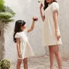 Abiti coordinati per la famiglia Abiti da festa di nozze bianchi retrò per mamma e figlia Abiti estivi coordinati Abiti per la famiglia Midi Mother Kids Girl Dress 220914