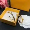 Nuevo diseñador Pendientes de aro para mujer Diseñadores de lujo Letra F Pendiente Amor Pendientes de perlas Boda con caja