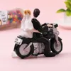 Świąteczne zapasy mody ciasto topper panny młodej na motocyklu żywica figurka figurka ślubna ozdoba walentynkowa dekoracje zaręczynowe prezent