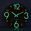 Orologi da parete Orologio in legno Numero luminoso appeso Slient Dark Glowing Up Orologi moderni Decorazione per soggiorno