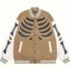 Giacche da uomo Skull Bone Ricamato Varsity Giacche Uomo High Street Cuciture in pelle Abbinamento colori Giacca da baseball Coppia allentata Streetwear T220914