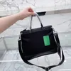 브리핑 케이스 럭셔리 디자이너 핸드백 큰 토트 가방은 고품질 나일론 재료 클래식 스타일 세련된 싱글 숄더백으로 만들어졌습니다.