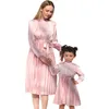 Familie bijpassende outfits Spring Mother Dochter Dresses Fashion Family Macthing Outfits Mama en ik Kleding Lange Mouw Mom Baby Dames Girls Jurk 220914