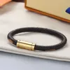 2022 Lyxdesignerpar Armband Titanium Steel Armband f￶r m￤n och kvinnor Topp Electroplated Letter Magnetic Buckle
