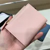 Small Saffiano Leather Wallet Designer Kvinnor Mens emaljerad metalltriangellogotyp plånböcker rena linjer knäppfäste stängning metall Har3870400