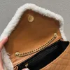 Borsa a busta a catena Borsa a tracolla da donna Borse a tracolla in pelle scamosciata Filo da cucito a forma di V Reticolo diamantato Hardware di moda Lettera Fibbia Tasca interna con cerniera