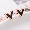 V Letter Studs örhängen för kvinnor Black Rose Gold Fashion Design Titanium Steel Simple Statement Vintage 316L Rostfritt stål smycken bleknar aldrig allergisk