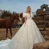 Luxuriöses Feder-Hochzeitskleid nach Maß, schulterfrei, Perlen, Illusion, Ballkleid, Outdoor-Brautkleider