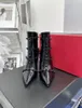 Europäische Station Stiefel 2022 neue Nieten Leder spitze Stiletto High Heels Martin Stiefel Damenmode seitlicher Reißverschluss kurz