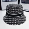Luxurys moda pescador chap￩u designers da marca Bucket Hat Stripe Classic Style Padr￣o de cor Padr￣o de sol para o vento Lazer ￠ prova de vento Presente para os amantes chap￩u largo chap￩us de aba larga