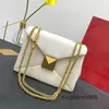 Bolsas grandes super para noite com rebites Bolsas tiracolo Bolsas de ombro com corrente de latão Bolsas femininas com aba de alta qualidade Moda Bolsa quadrada pele de carneiro Genui