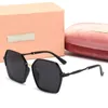 نظارات شمسية فاخرة عالية الجودة من Whilesale UV400 نظارات شمسية للرجال والنساء Fashiion نظارات شمسية صيفية في الهواء الطلق مع
