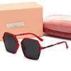 Whilesale högkvalitativa lyxiga solglasögon UV400 Designer solglasögon för män och kvinnor Fashion Sommar solskyddsglasögon utomhus solglasögon med