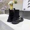 Stivali Martin Stivali da donna Scarpe da lavoro Piattaforma di design Pelle nera con cintura di perle e punte Scarpa casual di lusso da neve invernale