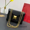 Bolsas grandes super para noite com rebites Bolsas tiracolo Bolsas de ombro com corrente de latão Bolsas femininas com aba de alta qualidade Moda Bolsa quadrada pele de carneiro Genui