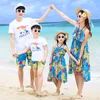 Abiti abbinati in famiglia Summer Matching Outfits Mother Daughter Beach Floral Off Dresses Dad Son T-Shirtpants Mommy and Me Dress 220914