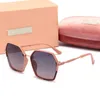 Whilesale högkvalitativa lyxiga solglasögon UV400 Designer solglasögon för män och kvinnor Fashion Sommar solskyddsglasögon utomhus solglasögon med